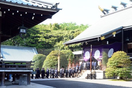 安倍首相 靖国神社の春の例大祭に真榊を奉納 - ảnh 1