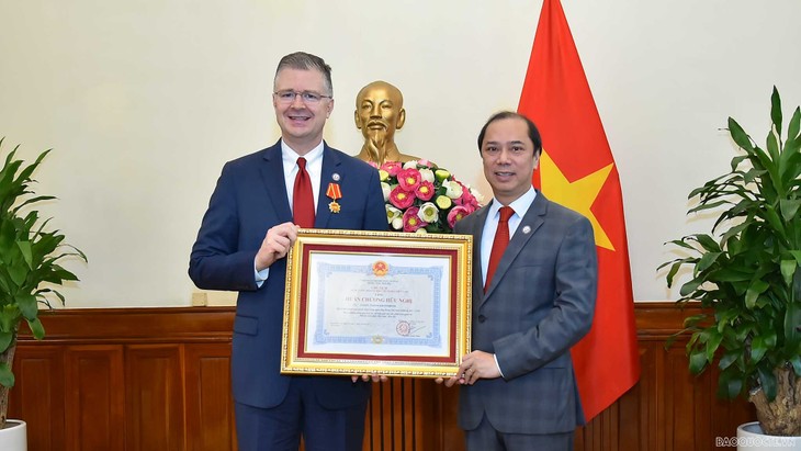 Deputi Menlu Nguyen Quoc Dung Terima Dubes AS, Daniel Kritenbrink - ảnh 1