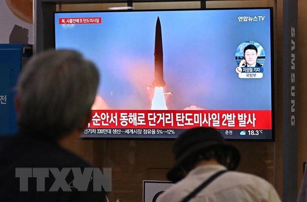 1週間で4回　朝鮮が弾道ミサイル2発を発射 - ảnh 1