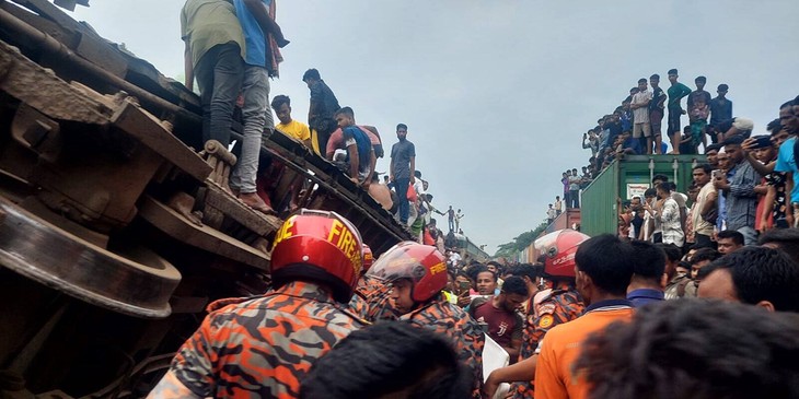 バングラデシュで旅客列車が貨物列車と衝突　少なくとも17人死亡 100人以上けが - ảnh 1