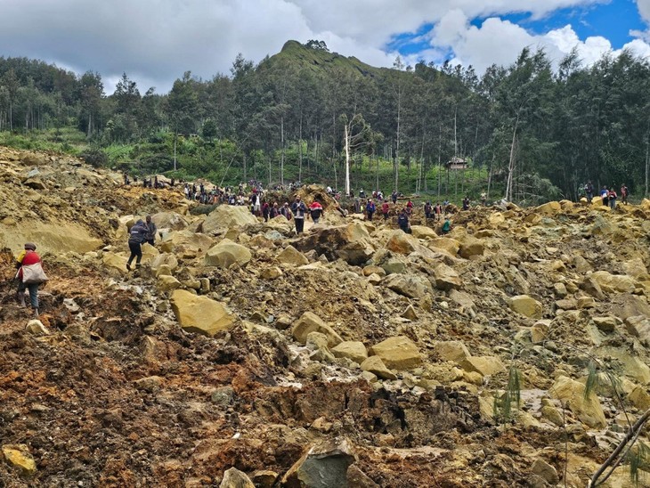 パプアニューギニア山岳部で大規模地滑り 数百人死亡か 通信社報道 - ảnh 1