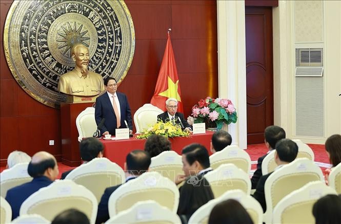 チン首相 在中国ベトナム大使館、代表機関と懇親 - ảnh 1