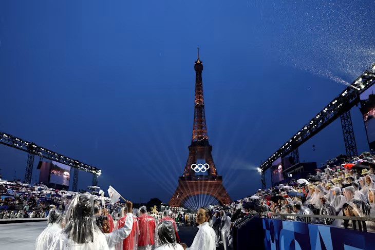 パリ五輪開幕、厳戒態勢で雨の水上パレード C・ディオンら熱唱 - ảnh 1