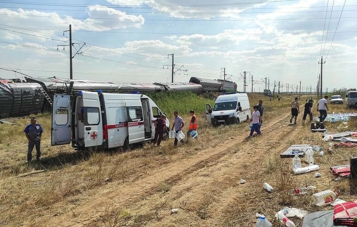 ロシア南部で列車事故、トラックと衝突し脱線 140人負傷 - ảnh 1