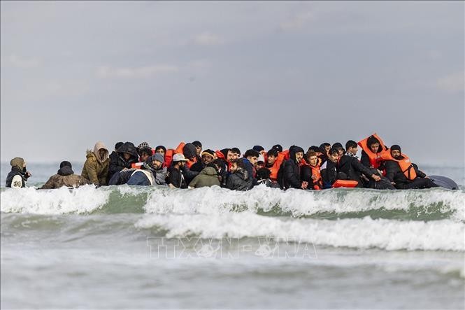 英仏海峡で移民船が転覆、12人死亡 - ảnh 1