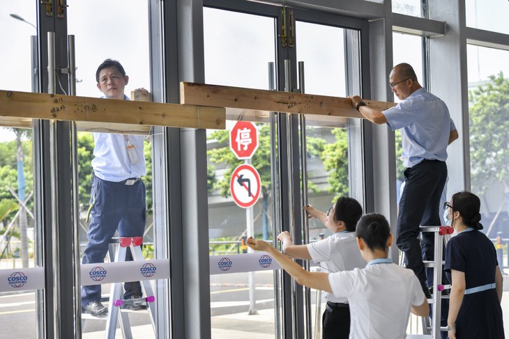 台風ヤギ、中国南部を直撃　香港株式市場は閉鎖 - ảnh 1