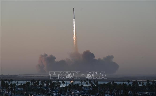 スペースX 宇宙船試験飛行でロケット部を発射台に回収 初成功 - ảnh 1