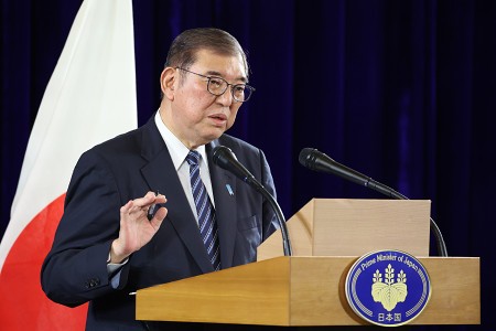 石破首相「職責果たす」 衆院選大敗も続投表明 - ảnh 1