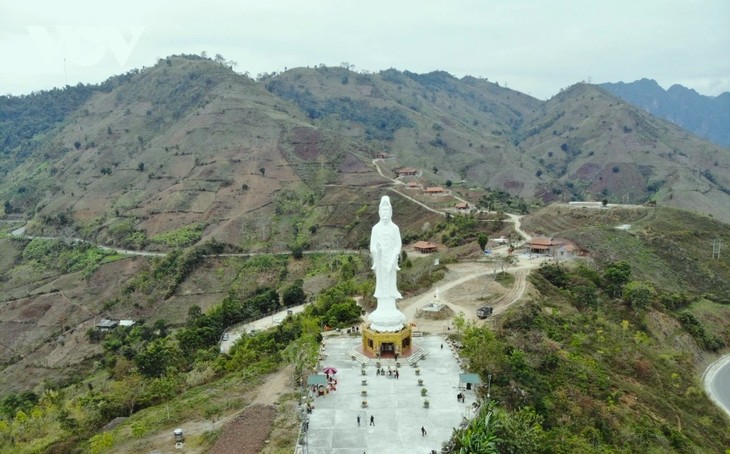 クインニャイ人造湖 西北部にあるロマンチックな観光地 - ảnh 2