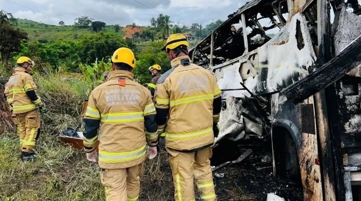 ブラジル南東部 バスとトラック絡む事故 38人死亡 - ảnh 1