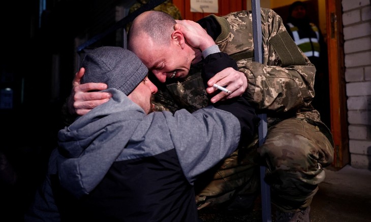 ロシア・ウクライナが捕虜交換　計300人以上解放 - ảnh 1