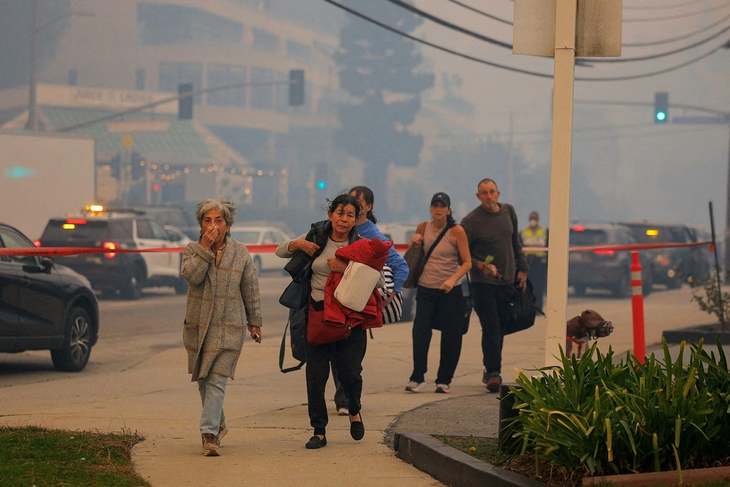 米当局、カリフォルニア州の山火事で公衆衛生緊急事態を宣言 - ảnh 1