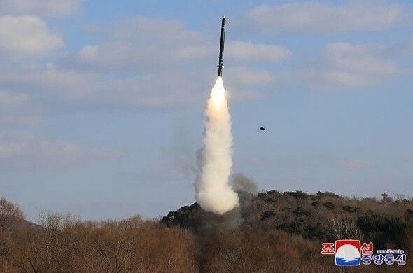 朝鮮　戦略巡航ミサイル試験発射　トランプ大統領就任後初めて - ảnh 1