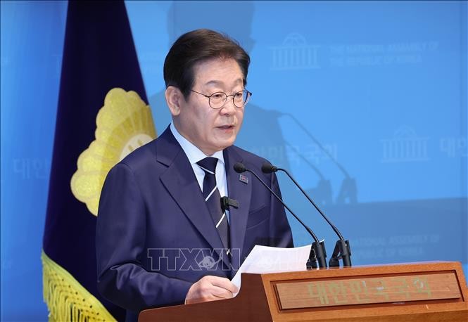 依然として支持率首位の李在明氏、大統領選に立候補 保守・中道層にも支持訴え - ảnh 1