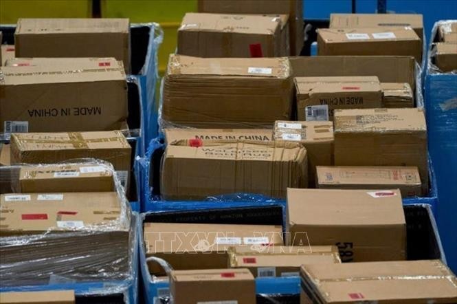 米国、中国からの小口輸入品の関税を引き下げ 民間業者経由は30％に - ảnh 1