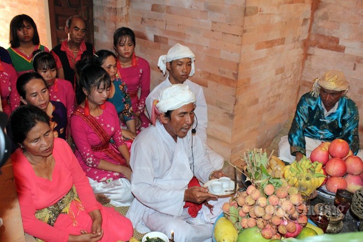 チャム族の神輿巡行と塔のご開帳式 - ảnh 1