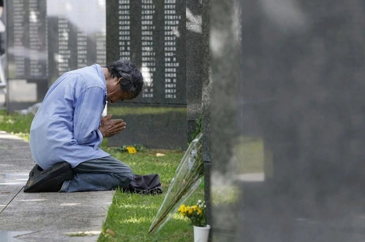 沖縄慰霊の日、死者20万人悼む 首相、ひめゆりの塔に献花 - ảnh 1