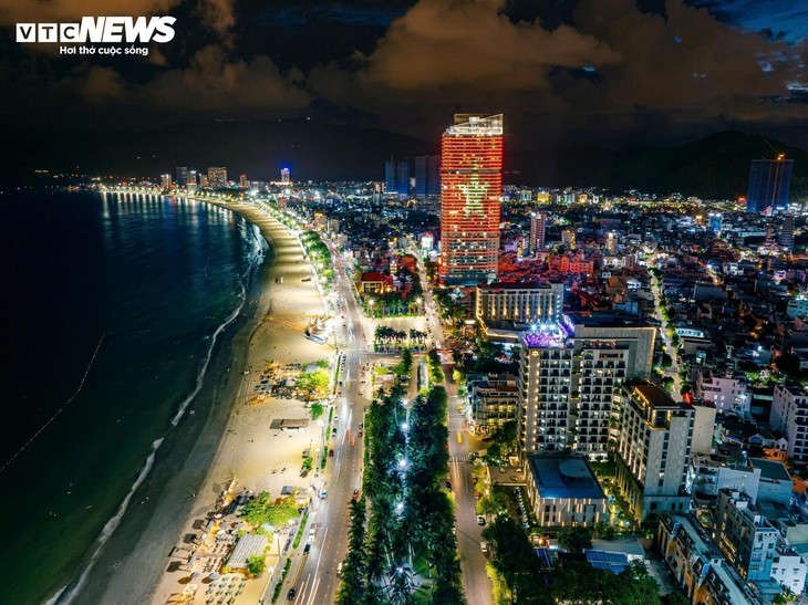 クイニョン市の海辺の街を彩る幻想的な夜景 - ảnh 4