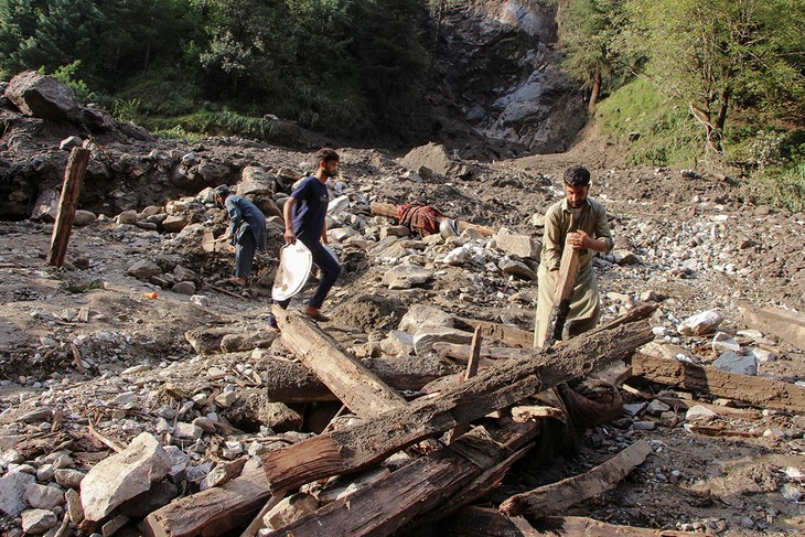 パキスタン北西部で豪雨、約200人死亡 救助ヘリ墜落も - ảnh 1