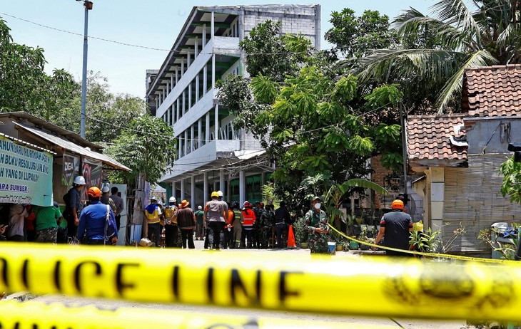 インドネシア寄宿学校倒壊、生徒60人なお不明 捜索続く - ảnh 1