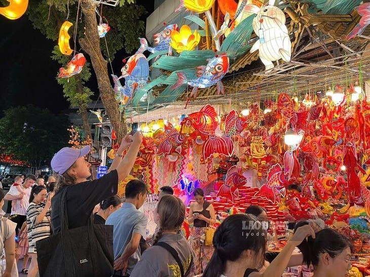外国人観光客　ベトナムの中秋節の雰囲気に印象深い - ảnh 2