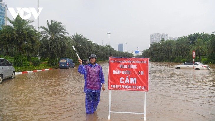 北部各地 台風「マットゥモ」後の豪雨・洪水に緊急対応 - ảnh 1