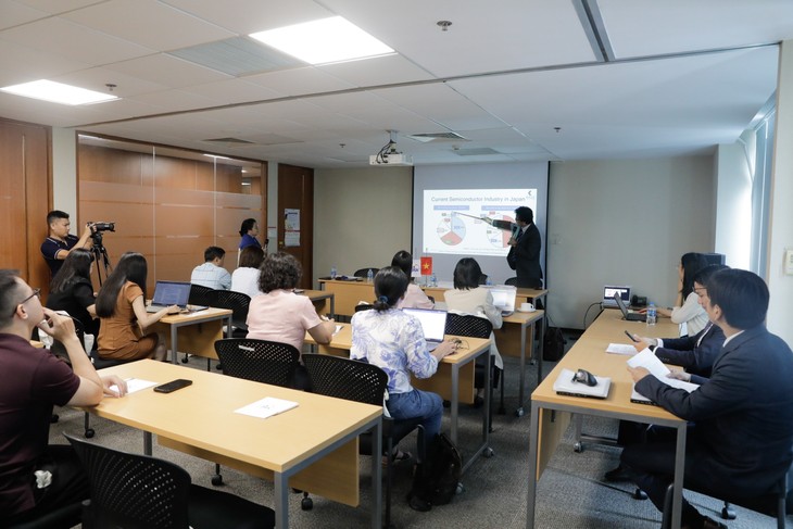 JICA、ハノイで半導体人材協力を発表 宇佐川教授がVJUの育成策を紹介 - ảnh 3