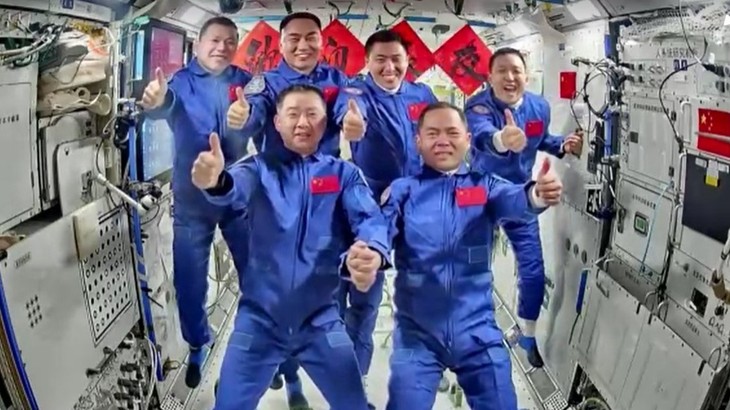 中国の有人宇宙船に宇宙ごみ衝突か 安全確保のため地球帰還を延期 - ảnh 1