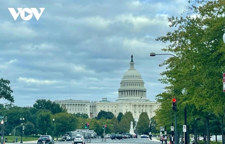 米上院がつなぎ予算案を可決、下院に送付　政府再開近づく - ảnh 1