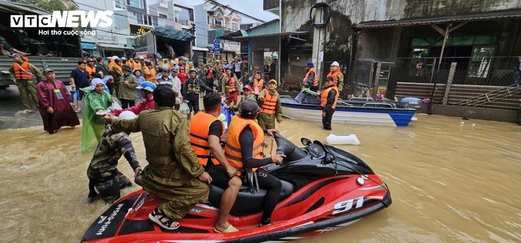 中南部の豪雨・洪水の全容：数万戸が深刻な浸水、住民は屋根瓦を外して必死の救助要請 - ảnh 8