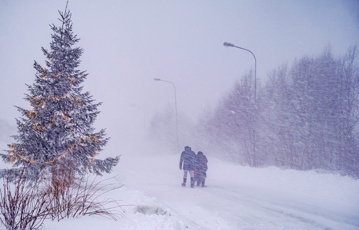 強い嵐で欧州各地に大きな影響 大規模停電や航空便の乱れ - ảnh 1
