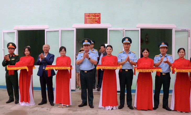 ダクラク省、ソンホア村の洪水被災者に住宅7棟を贈呈 - ảnh 1