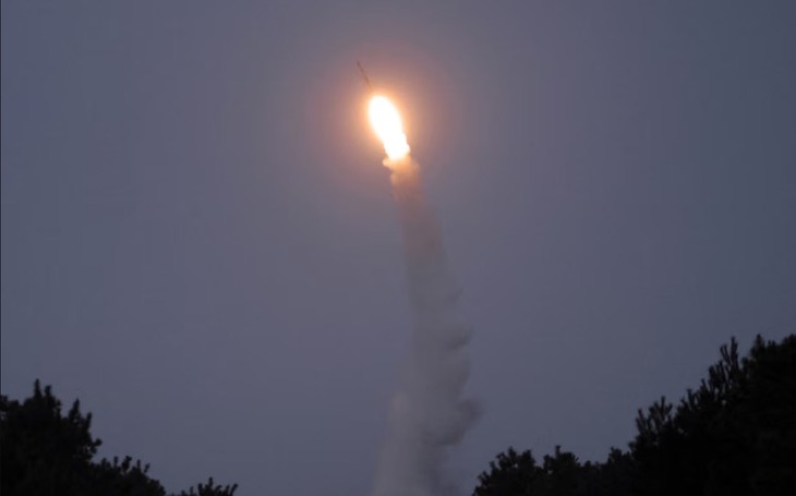 朝鮮の弾道ミサイルは少なくとも2発、ＥＥＺ外に落下＝小泉防衛相 - ảnh 1