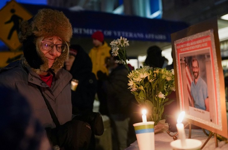 アメリカ、ミネアポリスで発砲事件に関与した移民取締官を職務停止 - ảnh 1