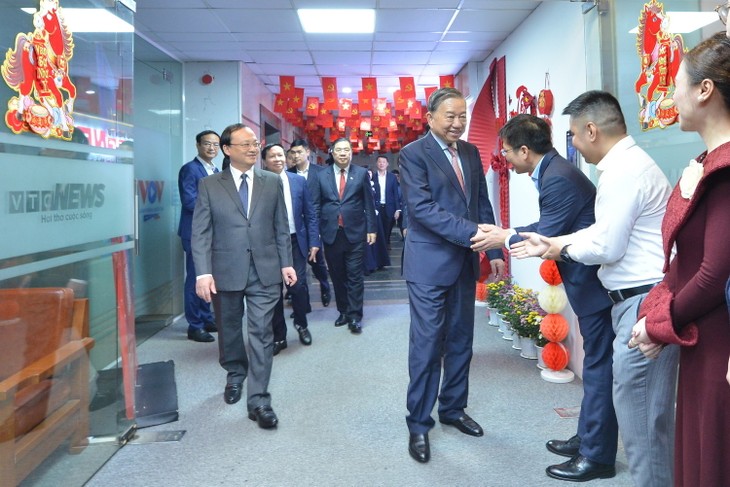 トー・ラム書記長 ベトナムの声放送局訪問 - ảnh 3