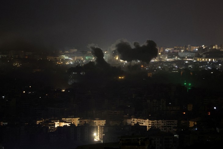 イスラエル、レバノン首都南郊空爆　ヒズボラのロケット弾発射に反撃か - ảnh 1