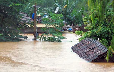 Bantuan pemerintah kepada 4 provinsi Vietnam Tengah mengatasi akibat banjir - ảnh 1