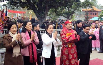 Wakil Presiden menghadiri upacara peringatan ultah pemberontakan dua Ibu Trung - ảnh 1