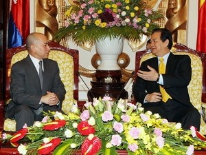 PM Nguyen Tan Dung mengadakan kontak dengan Raja Kamboja Norodom Shihamoni  - ảnh 1