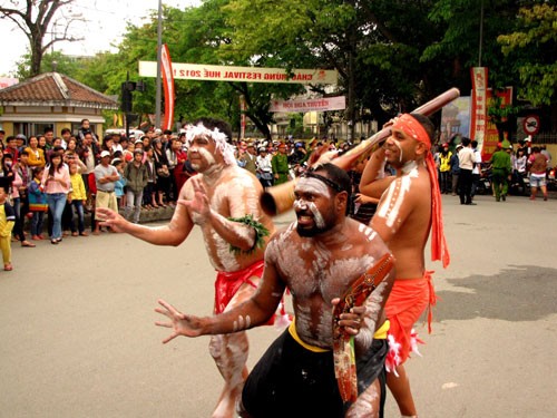 Acara seni jalanan yang meriah di Festival Hue 2012 - ảnh 1