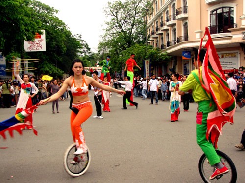 Acara seni jalanan yang meriah di Festival Hue 2012 - ảnh 3