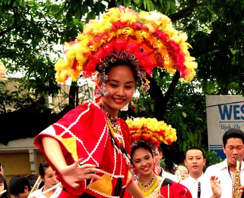 Acara seni jalanan yang meriah di Festival Hue 2012 - ảnh 2