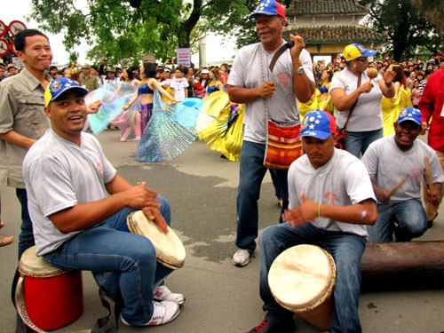 Acara seni jalanan yang meriah di Festival Hue 2012 - ảnh 4