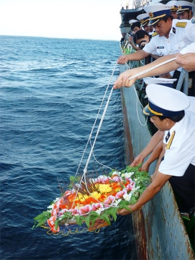 Angkatan Laut Vietnam mengheningkan cipta para pahlawan gugur di Truong Sa - ảnh 1