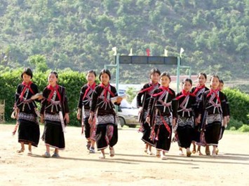 Anggota Polit Biro Le Hong Anh menerima rombongan semua etnis minoritas di provinsi Lai Chau - ảnh 1