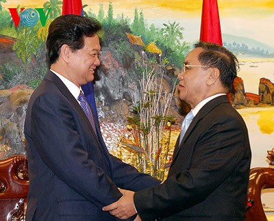 Laotian Prime Minister Thongsing Thammavong visits Quy Nhon  - ảnh 1