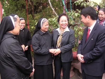 阮氏缘探望宁平省金山教区优秀神职人员 - ảnh 1