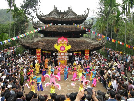 香迹寺庙会在河内市美德县香山乡举行 - ảnh 1