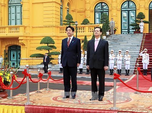 阮富仲张晋创阮晋勇分别与日本首相安倍晋三举行会见和会谈 - ảnh 1