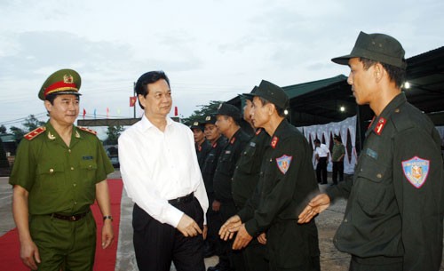 阮晋勇看望西原地区机动警察团官兵 - ảnh 1